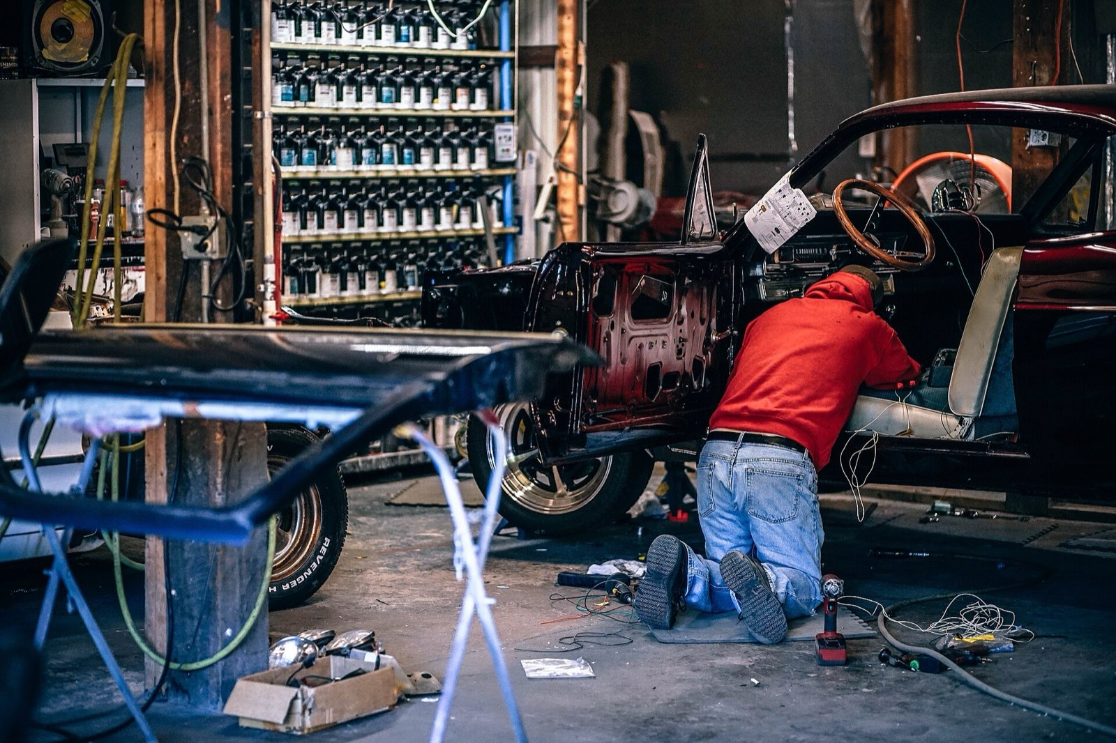 Atölyede araç tamiri yapan usta